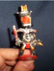 awful pic of Space marine captain w/ plasma pistol/chainswor