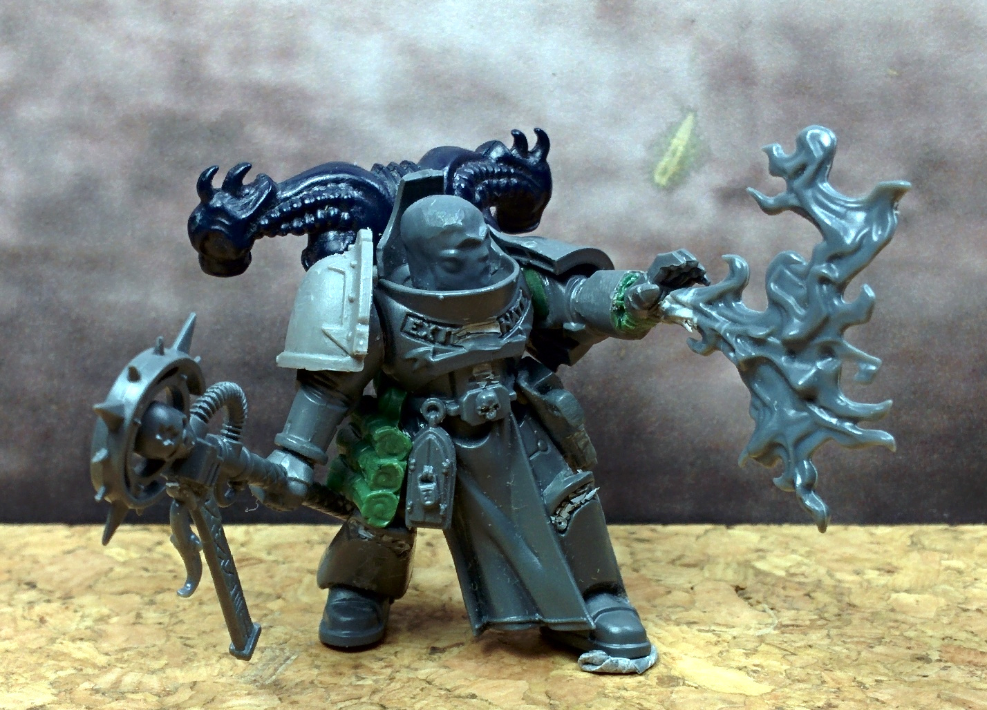 The Scourged Chaos Space Marine Asiring Chamion /w Powermaul & Combiflamer featureless face