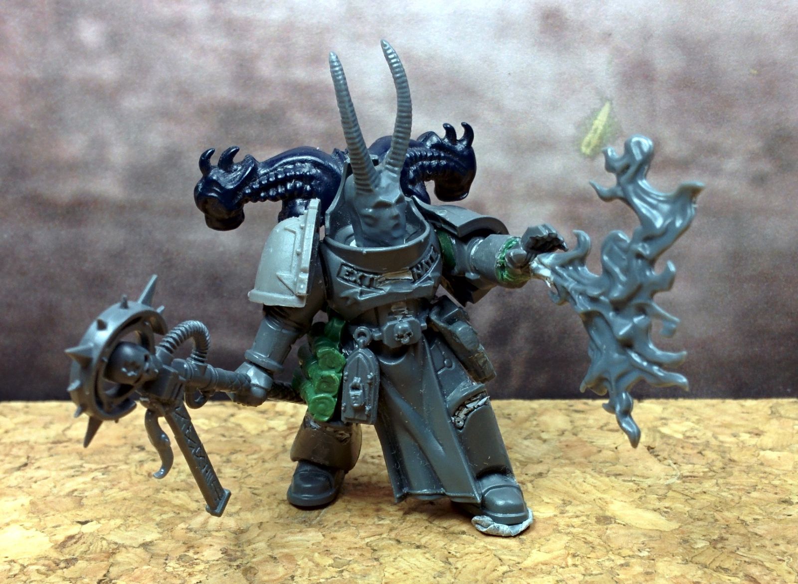 The Scourged Chaos Space Marine Asiring Chamion /w Powermaul & Combiflamer horny & featureless face