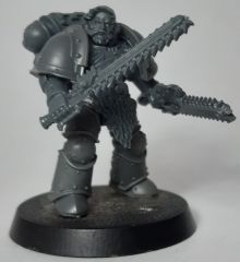 Wolf Guard with two Chainswords