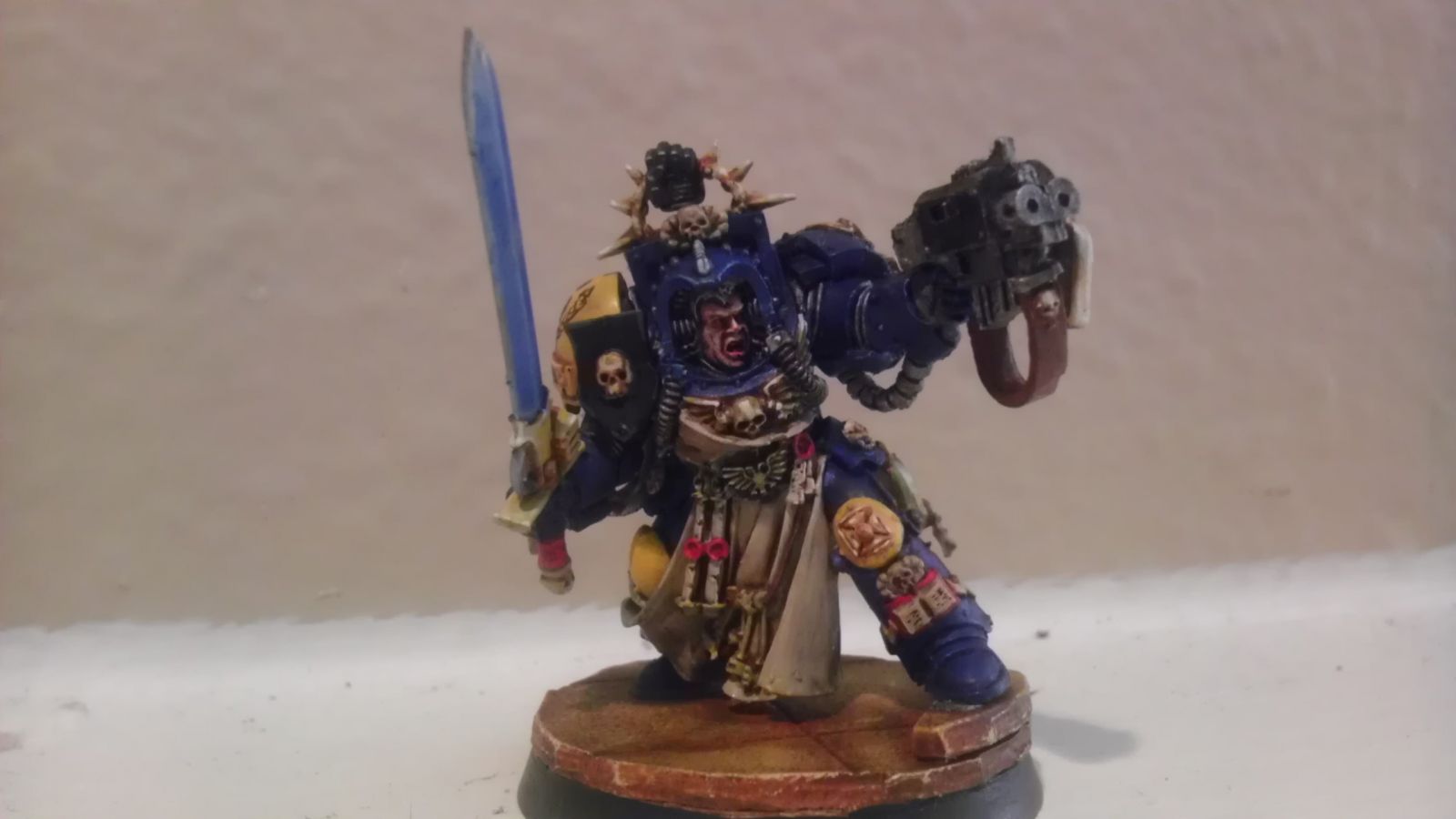 Imperial Fists Librarian